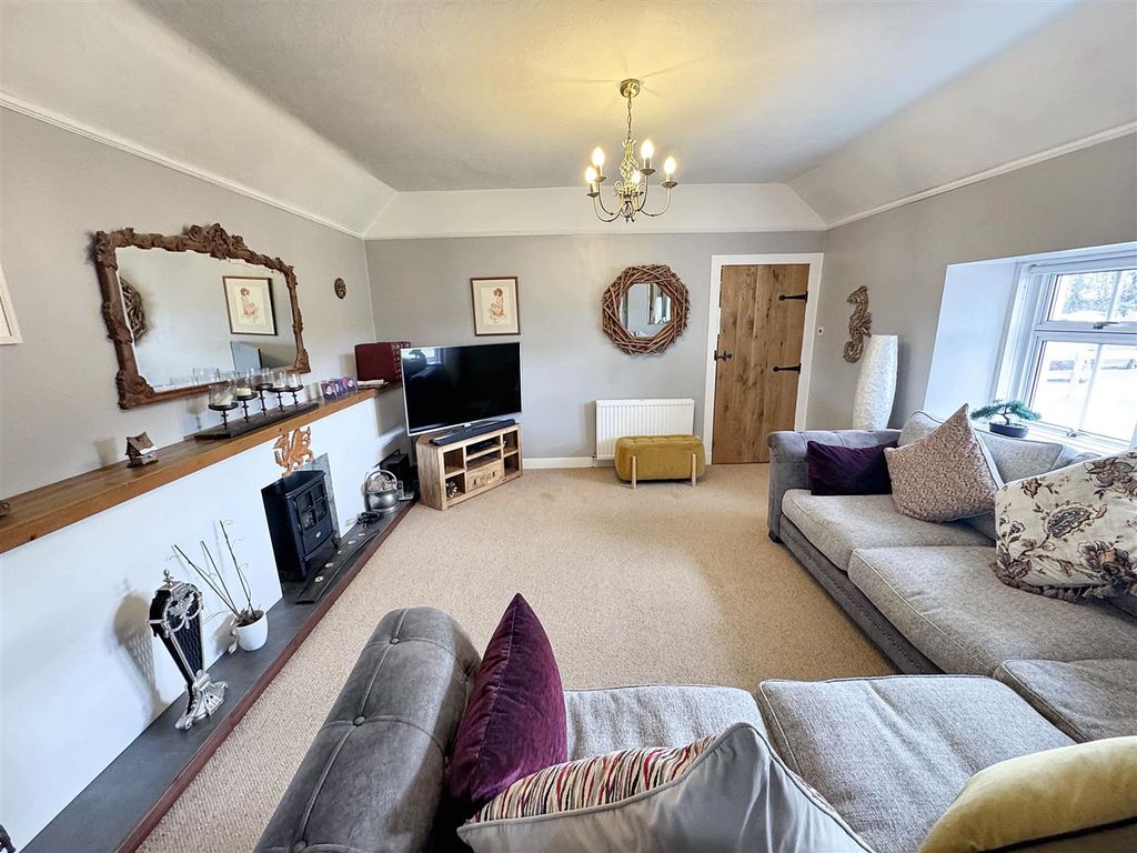 Property photo 3 of 27 Lounge