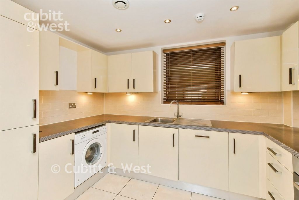 Property photo 3 of 16 Kitchen