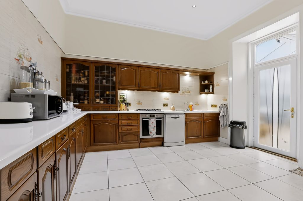 Property photo 3 of 45