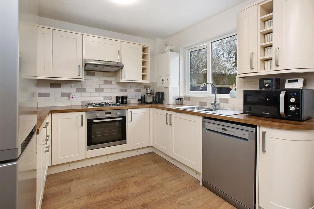 Property photo 2 of 20