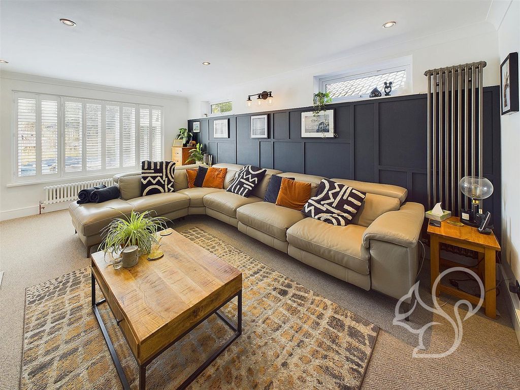 Property photo 2 of 34 Lounge