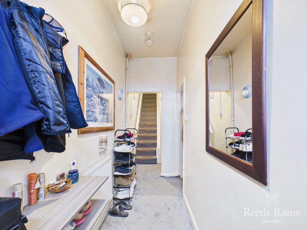 Property photo 3 of 18 Entrance Hall