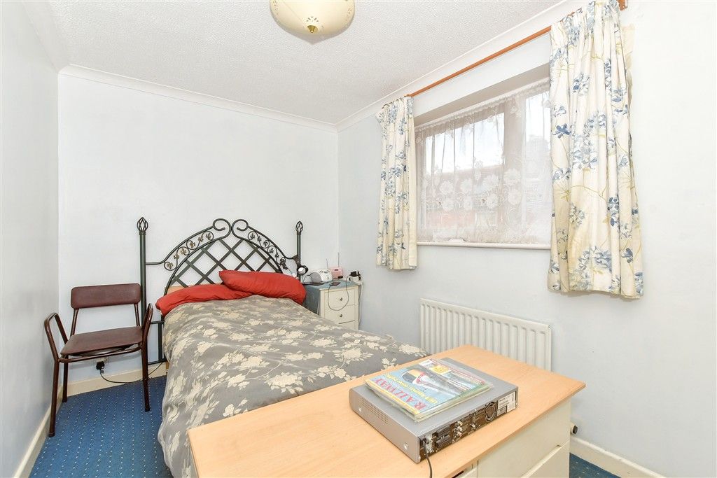 Property photo 2 of 6 Bedroom