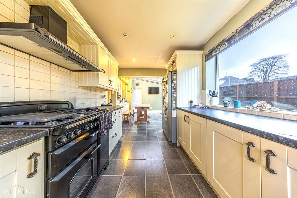 Property photo 3 of 37 Picture No. 10