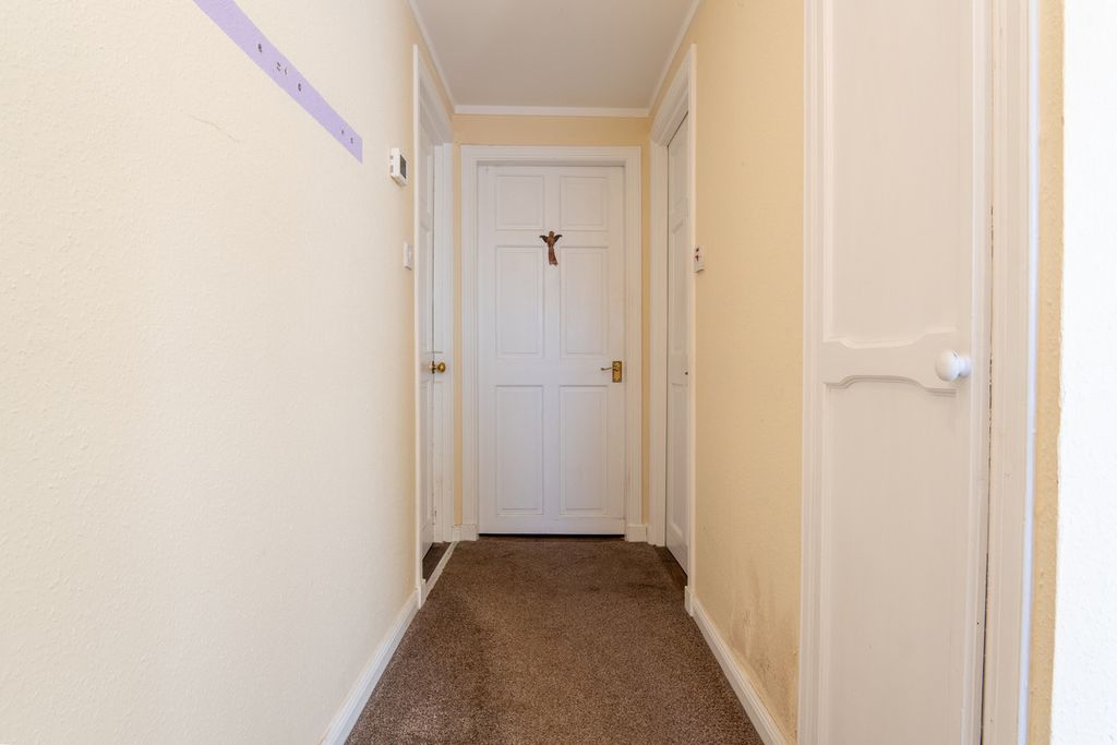 Property photo 2 of 28