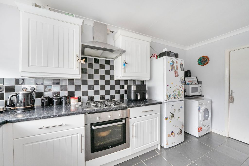 Property photo 3 of 19 Kitchen
