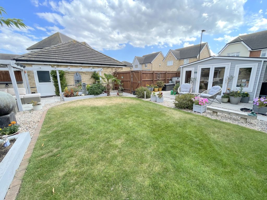 Property photo 2 of 27 Winterbourne Gardens