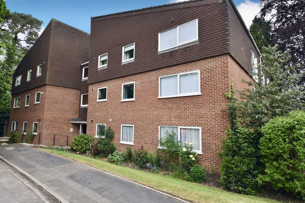 Property photo 1 of 13 Beautiful Two Double Bedroom Flat For Rent