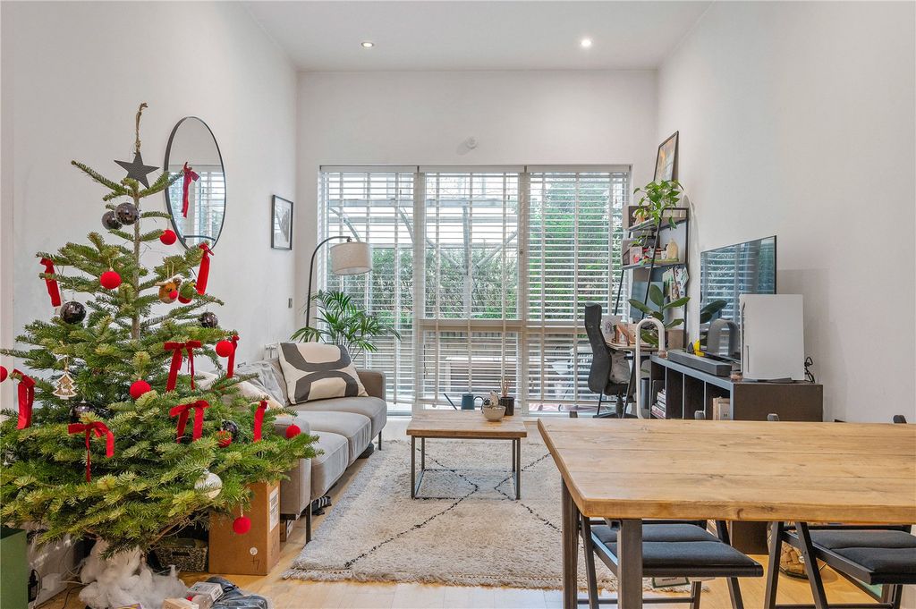 Property photo 1 of 11 Reception/Kitchen