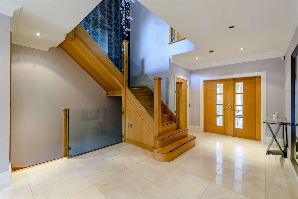 Property photo 2 of 25 Hallway