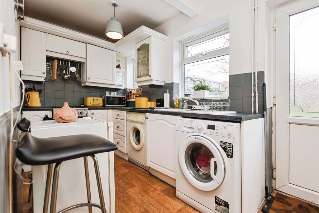 Property photo 3 of 17 Kitchen