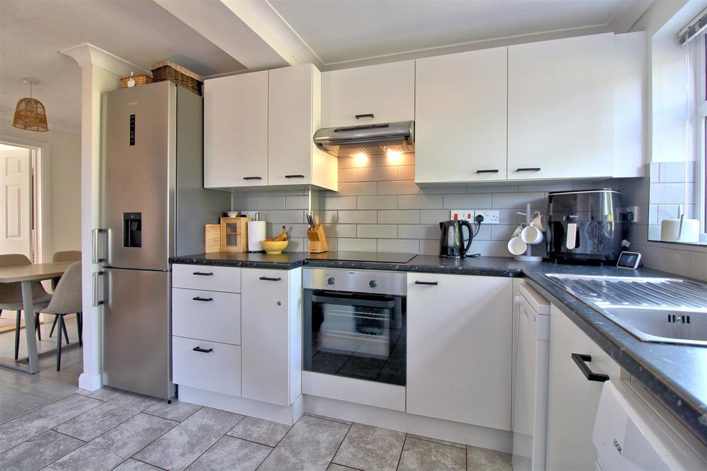 Property photo 3 of 15 Kitchen