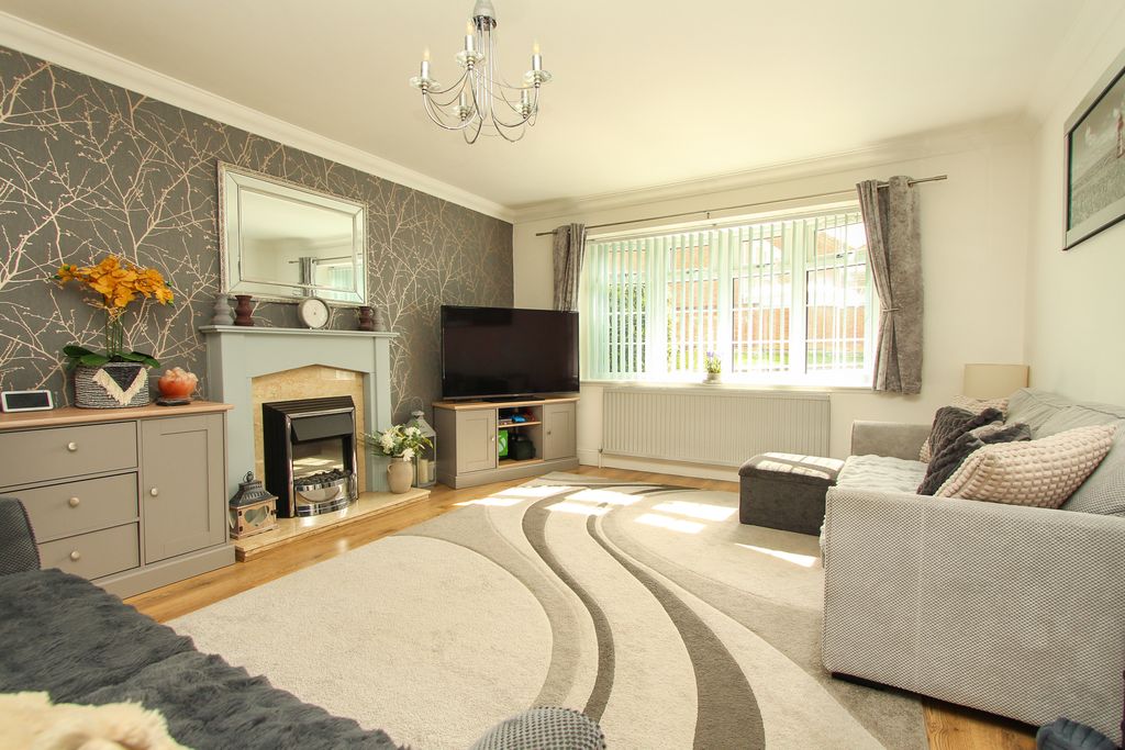 Property photo 3 of 15 Lounge