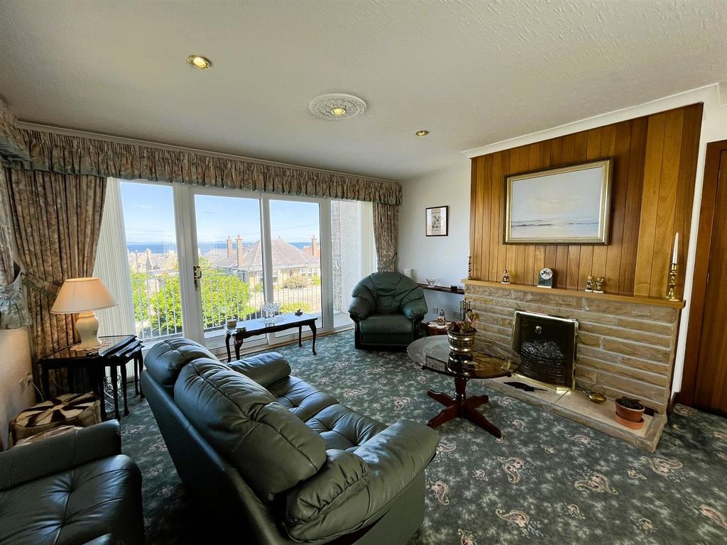 Property photo 3 of 38 Lounge