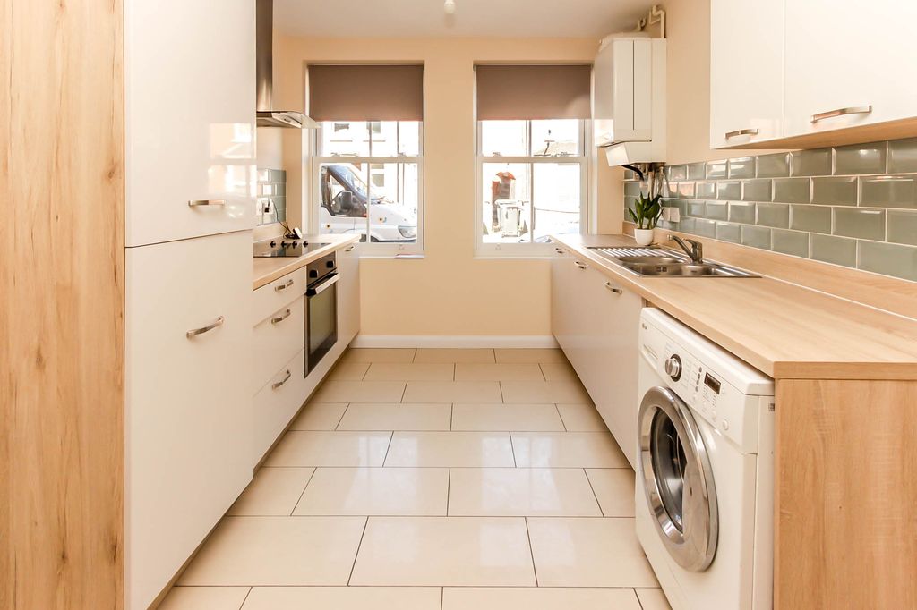 Property photo 2 of 7 Kitchen