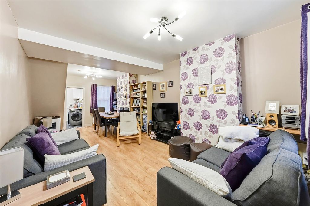 Property photo 3 of 14 Open-Plan