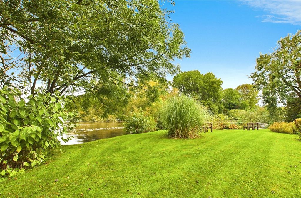 Property photo 2 of 14 Communal Gardens