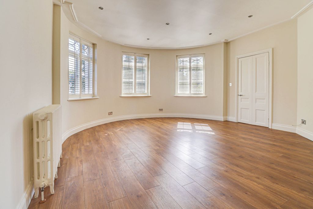 Additional image 8 of 3 bed flat for saleLeyton Green, Harpenden, Hertfordshire AL5