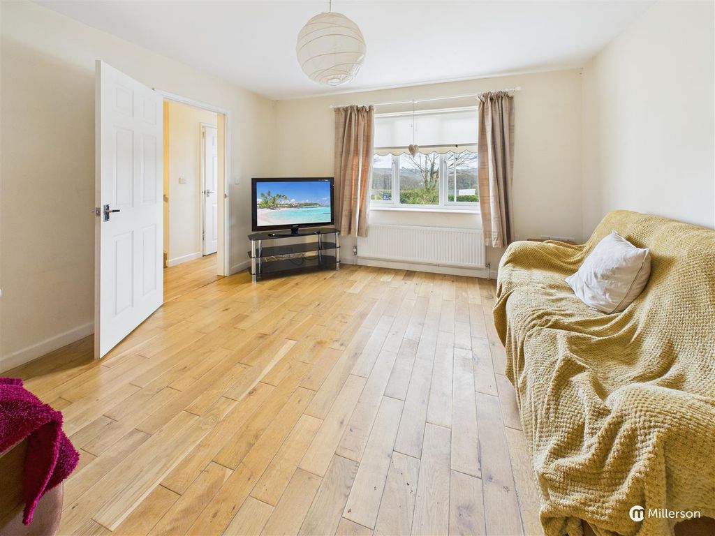 Property photo 3 of 17 Lounge