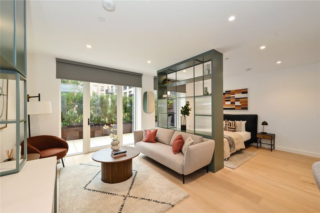 Property photo 3 of 14 Living Space