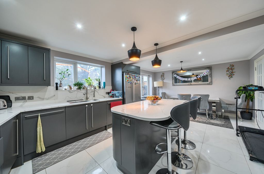 Property photo 3 of 20 1425616-14-69Aee9...