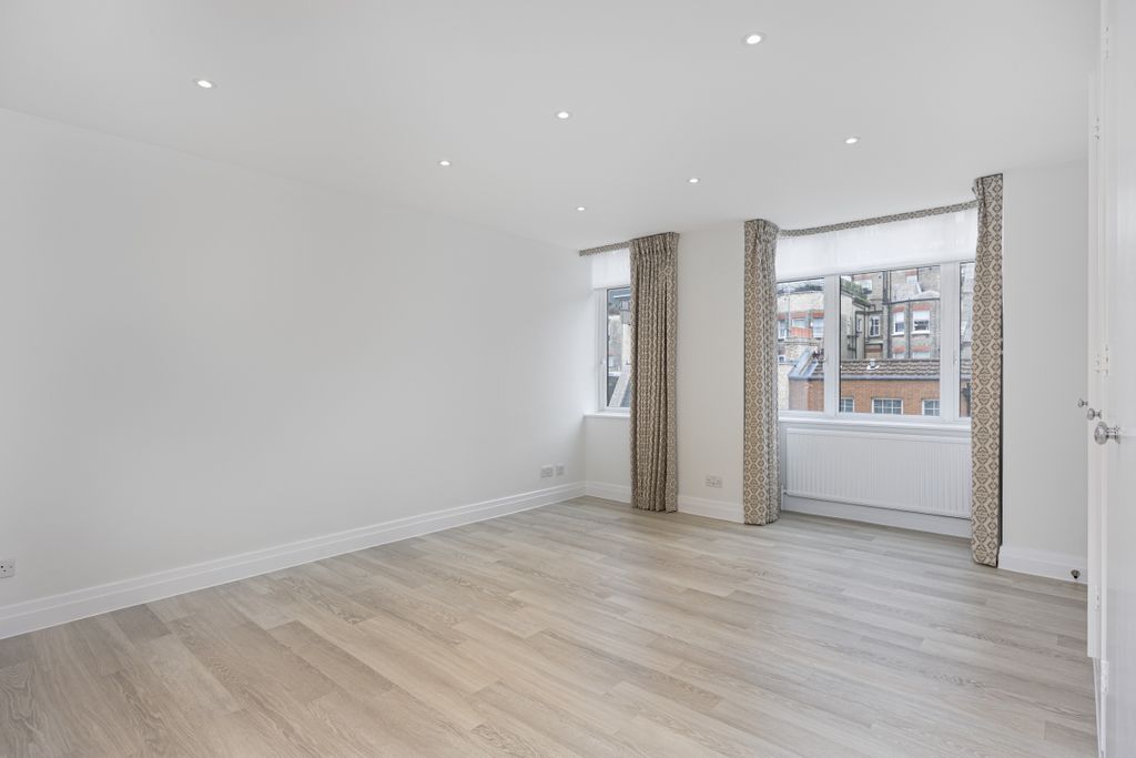 Property photo 2 of 7 Oakley House 31 (...