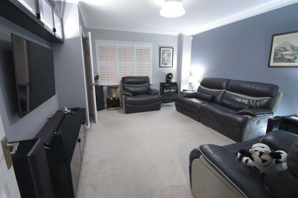 Property photo 2 of 12 Lounge