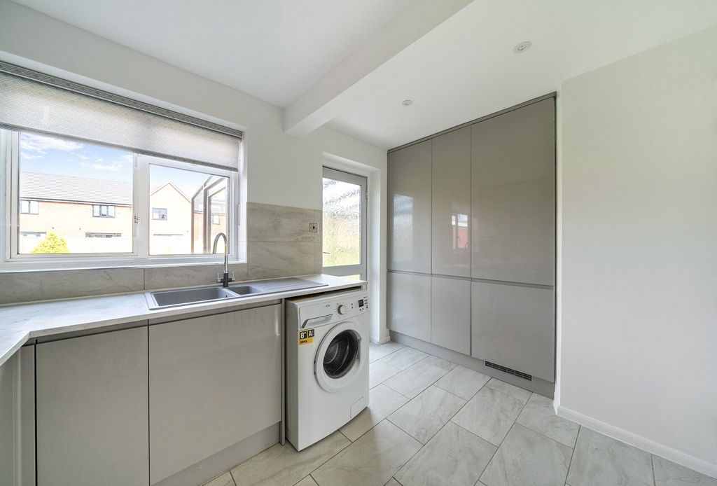 Property photo 3 of 17 Kitchen