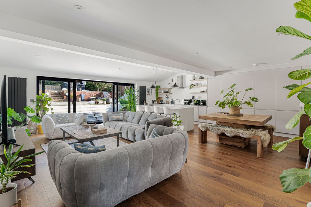 Property photo 2 of 33