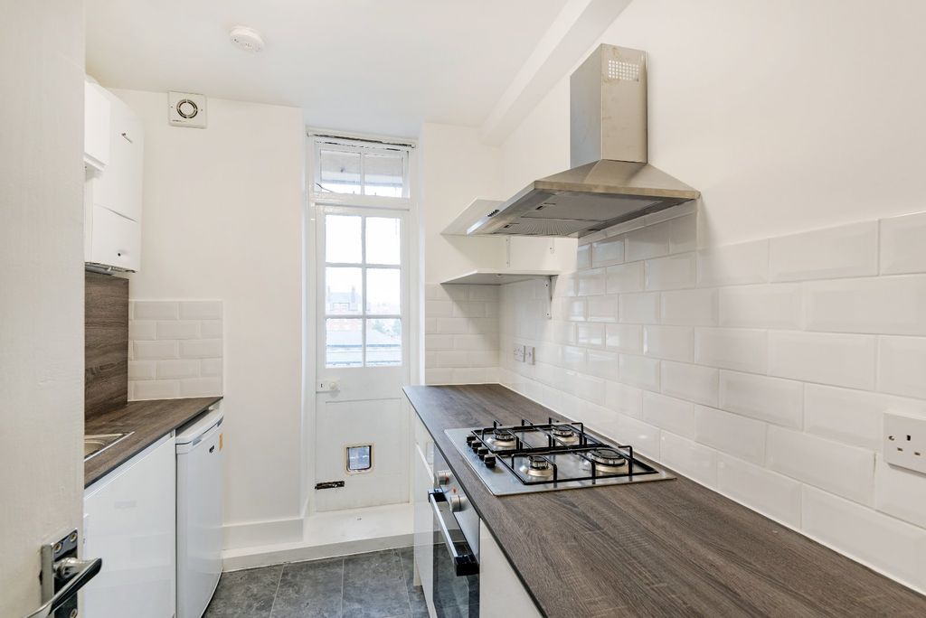 Property photo 3 of 8 Kitchen