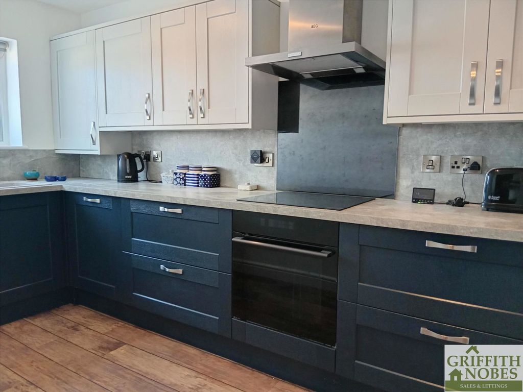Property photo 2 of 10 Kitchen