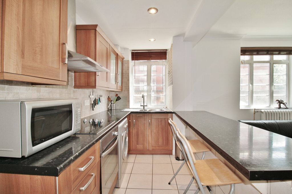 Property photo 1 of 11 Photo 8