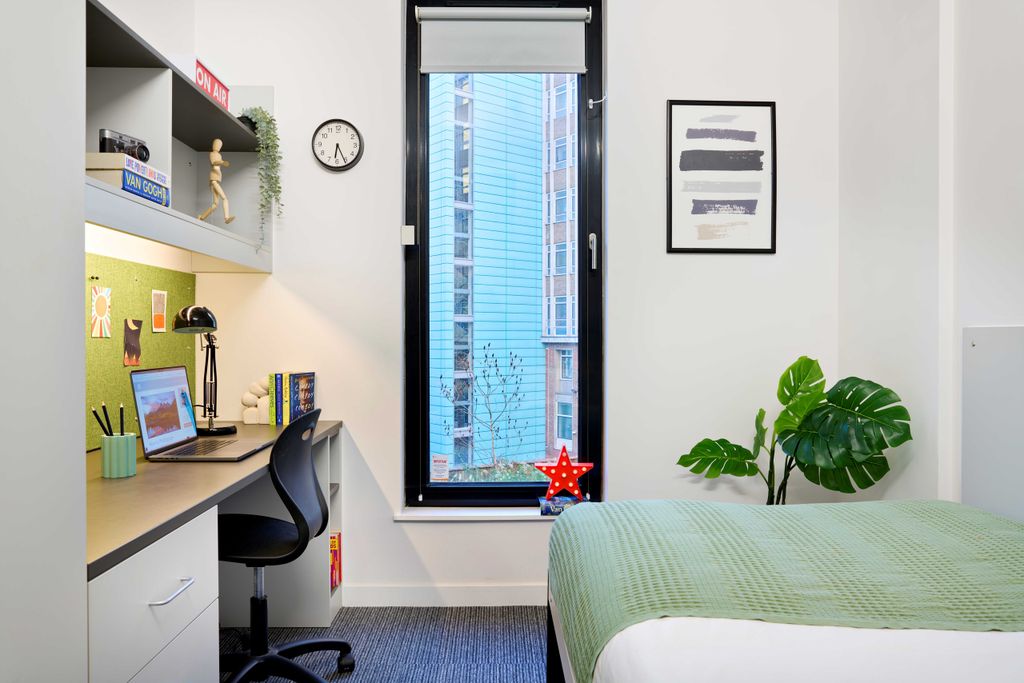 Property photo 1 of 7 Gold Flat Cover