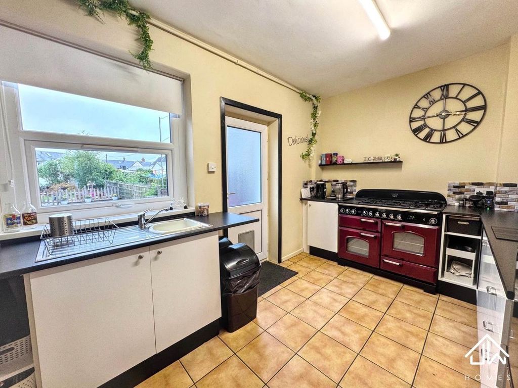 Property photo 3 of 20 Kitchen
