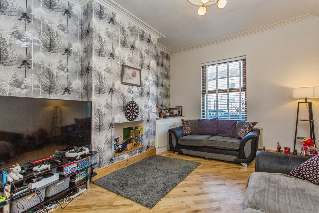 Property photo 2 of 16 Lounge