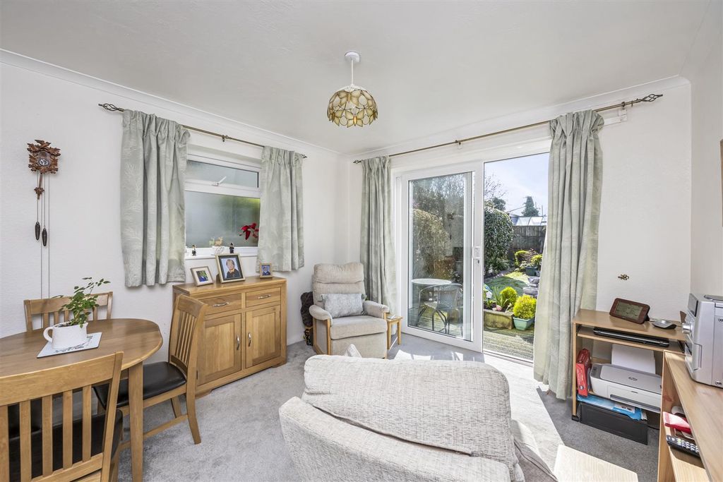 Property photo 3 of 21 Goring Way, 175-001.Jpg