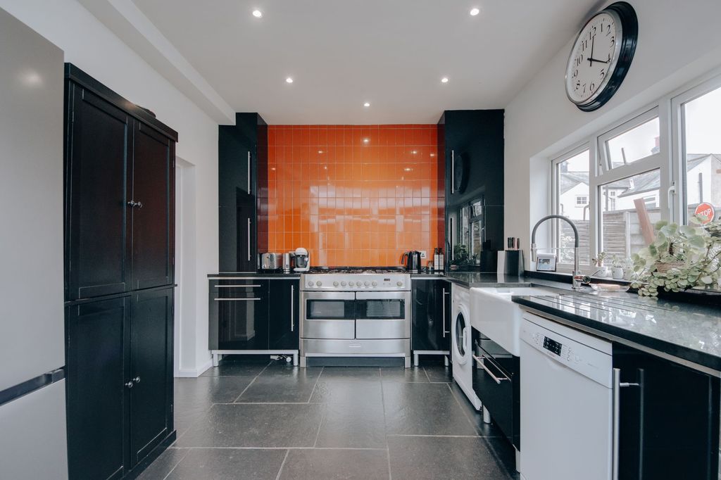 Property photo 3 of 14 Kitchen