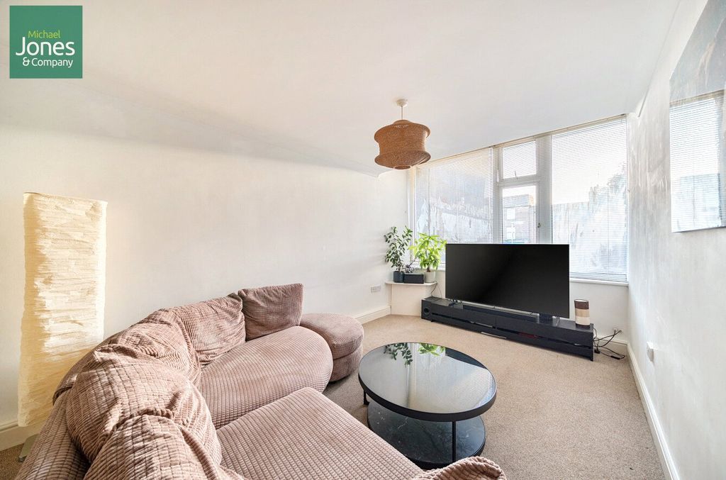 Property photo 2 of 8 Lounge