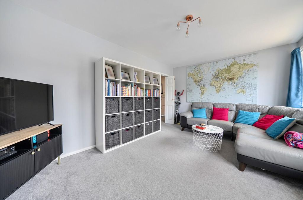 Property photo 3 of 18 Charnwood Close 4 (11).Jpg