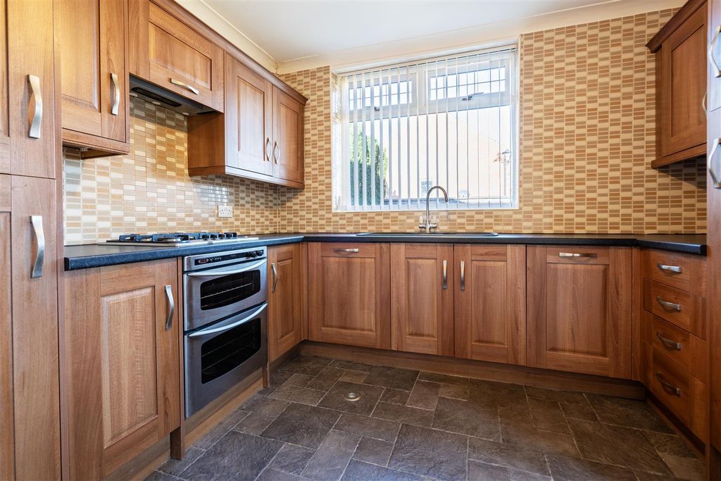 Property photo 3 of 11 Kitchen