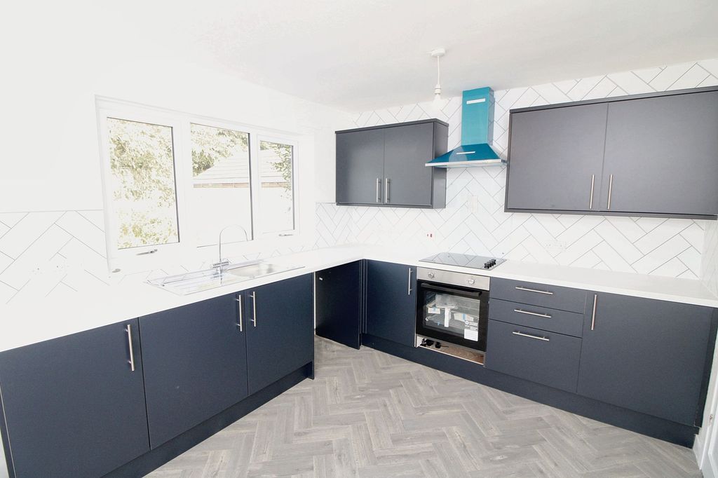 Property photo 2 of 11 Kitchen