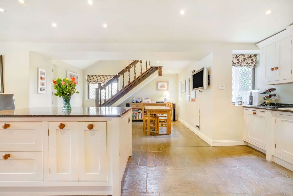 Property photo 2 of 33