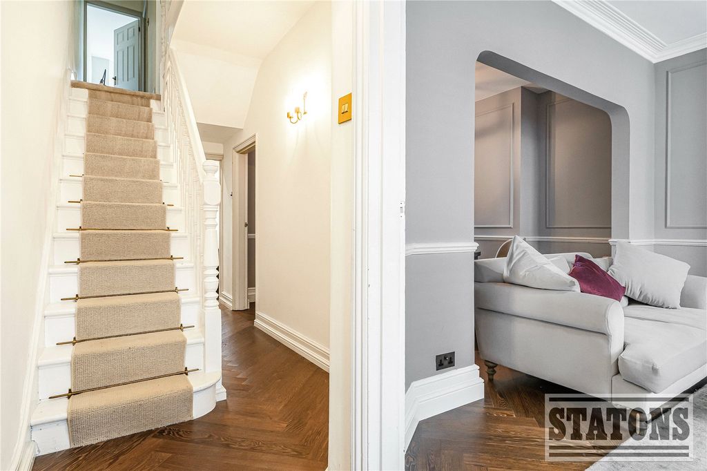 Property photo 2 of 18 Picture No. 11