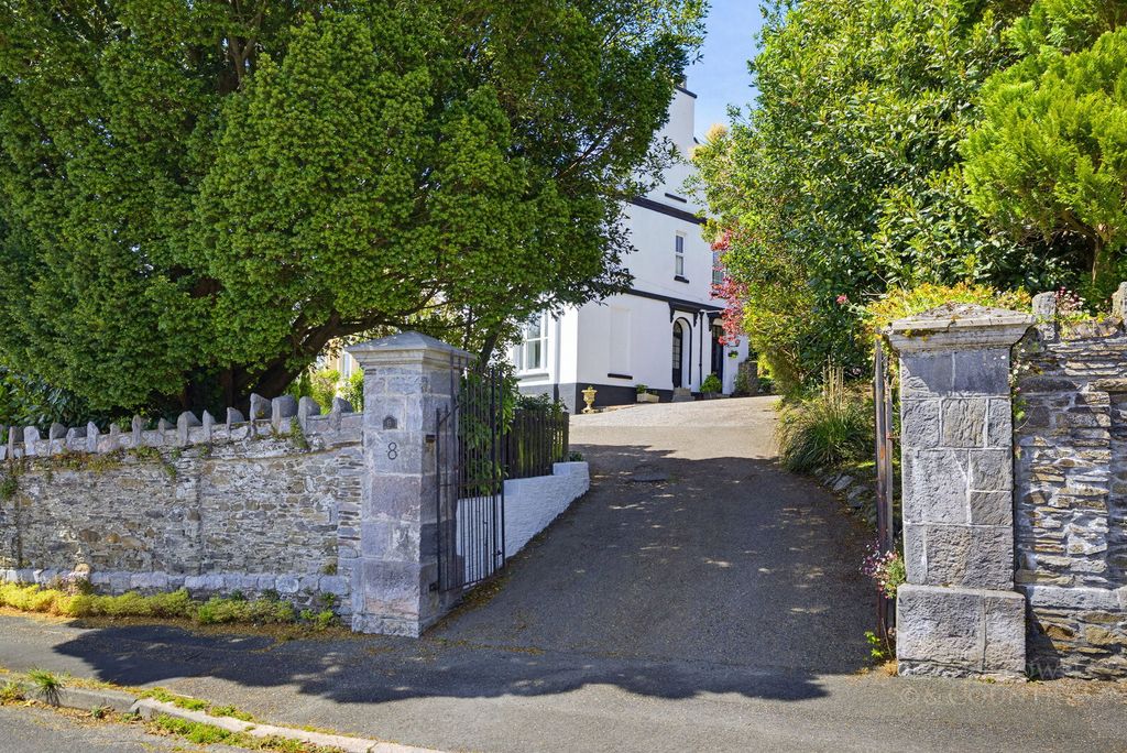 Property photo 2 of 27