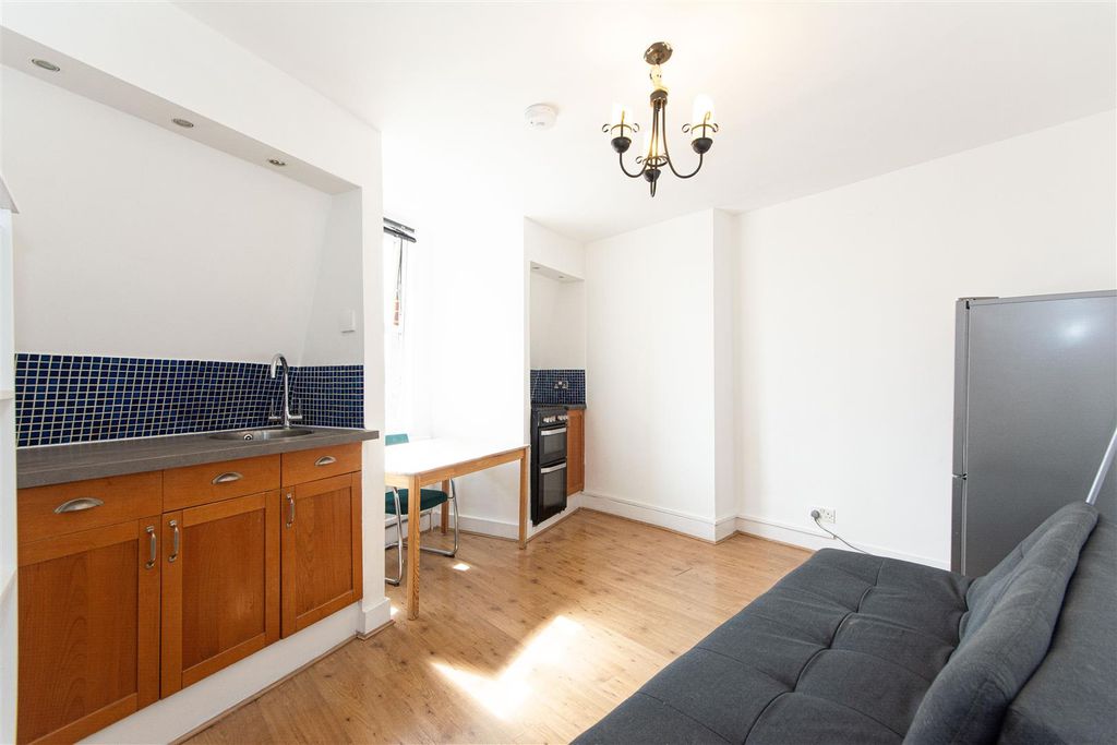 Property photo 1 of 10 Replingham Road (1).Jpg