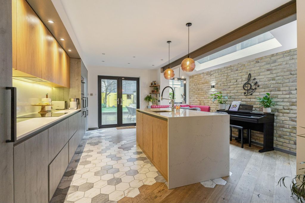 Property photo 2 of 25