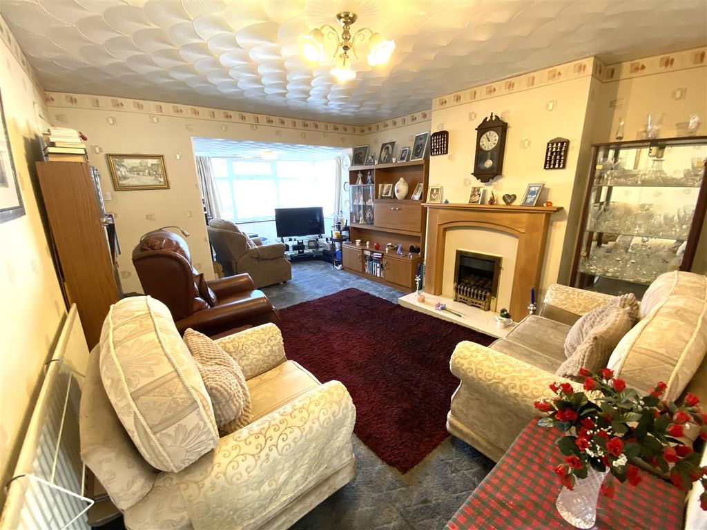 Property photo 2 of 10 Lounge