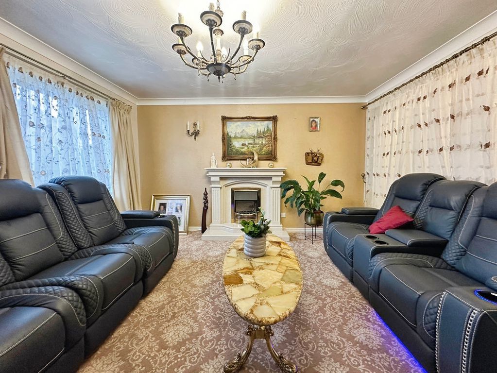 Property photo 3 of 18 Lounge