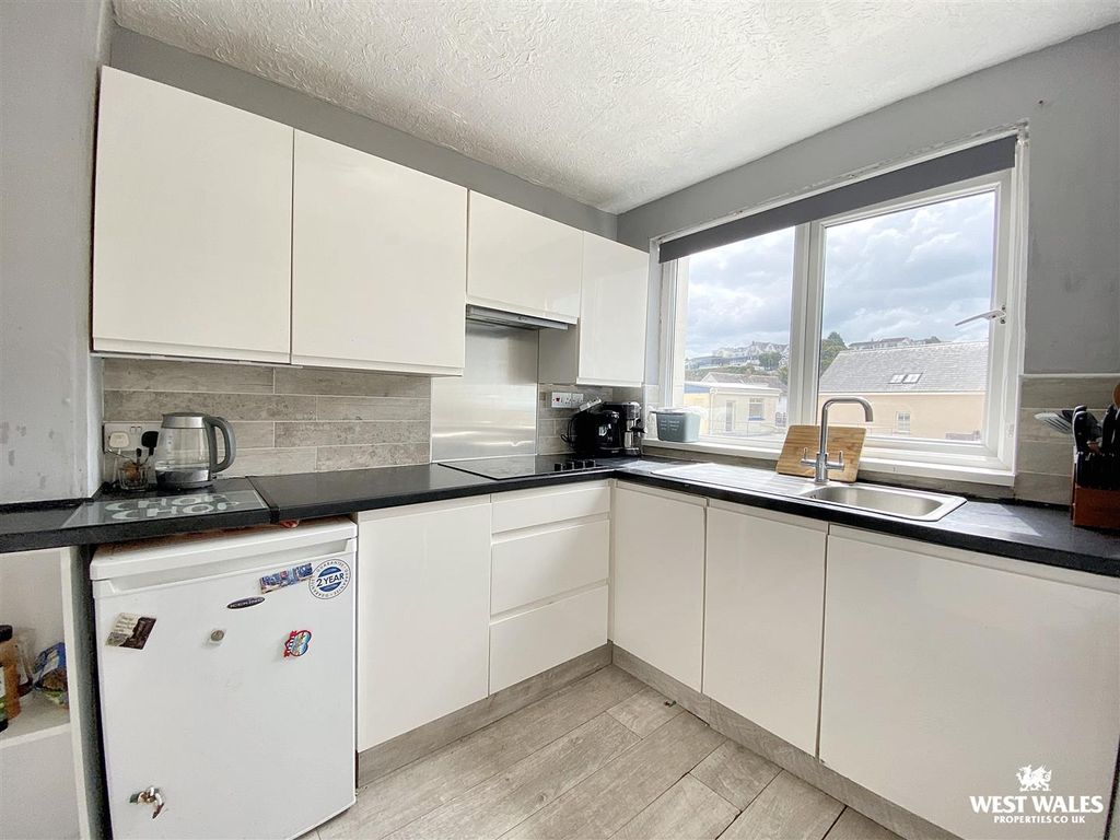 Additional image 5 of 2 bed flat for saleMilford Street, Saundersfoot SA69