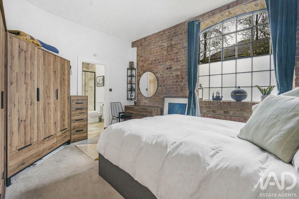 Property photo 2 of 23